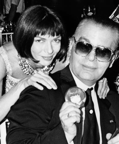 En 1990, con su bob y sus collares, y su gran amigo Karl Lagerfeld.