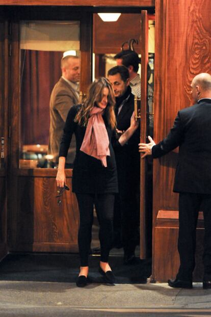 La primera dama francesa Carla Bruni saliendo del restaurante Honore junto a su marido, Nicolas Sarkozy, el 12 de octubre de 2011.