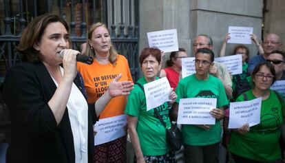 Ada Colau, junto a miembros de la PAH y entidades sociales.