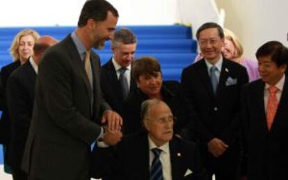 El príncipe Felipe junto a Iñaki Azkuna en la clausura del Foro Mundial de Alcaldes, en junio de 2013 en Bilbao.