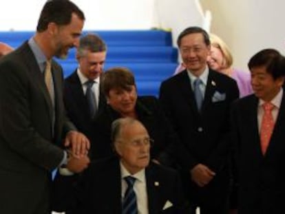 El príncipe Felipe junto a Iñaki Azkuna en la clausura del Foro Mundial de Alcaldes, en junio de 2013 en Bilbao.