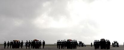 Los féretros de los militares españoles fallecidos el pasado viernes en un accidente de helicóptero en Haití