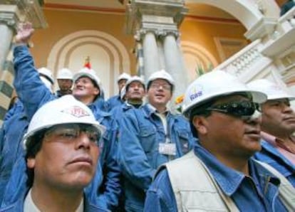 En la imagen, empleados de la petrolera estatal boliviana YPFB en Palacio de Gobierno en La Paz. EFE/Archivo