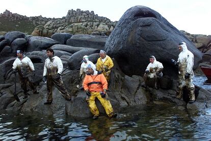 Percebeiros de Santa Mariña (A Coruña) trabajando en las labores de limpieza del vertido, en la zona de Pelouro (Costa da Morte), el 19 de diciembre de 2002.