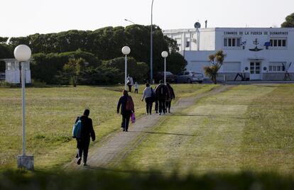 Familiares de la tripulación llegan a la Base Naval de Mar de Plata para recibir apoyo e información, el 21 de noviembre de 2017.