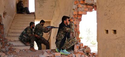 Milicianos das YPG curdas, posicionados no front de Hasaka, em julho de 2015.