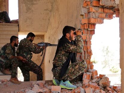 Milicianos das YPG curdas, posicionados no front de Hasaka, em julho de 2015.