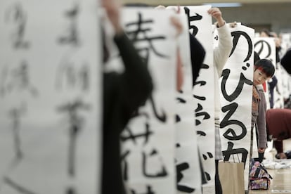 Niños participan en el concurso de caligrafía en Tokio (Japón). Cerca de 3.100 personas de todas las edades participan en el concurso que se celebra anualmente a principios de año para demostrar sus habilidades en la caligrafía nipona.