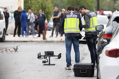 Agentes preparan un dron durante la redada, este viernes en Sevilla.