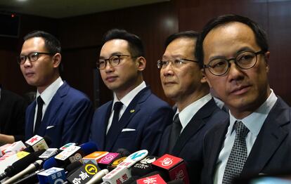 Los cuatro legisladores de la oposición hongkonesa destituidos este miércoles por el Gobierno del territorio autónomo.