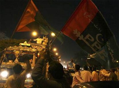 Seguidores del Partido Popular de Pakistán, el que lideraba la fallecida Benazir Bhutto, celebran la victoria en Karachi.