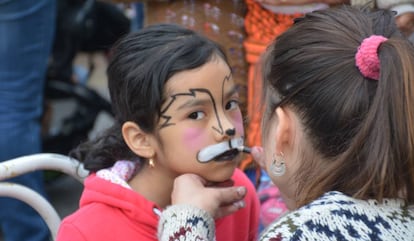 Una niña en el taller de pintacaras de La Legua (Santiago de Chile).