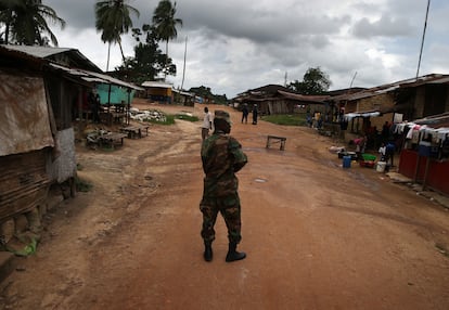 Un soldado vigila que se cumpla la cuarentena en Dolo Town, Liberia, durante la epidemia de Ébola de 2014.
