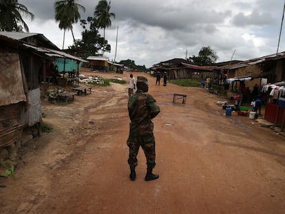 Un soldado vigila que se cumpla la cuarentena en Dolo Town, Liberia, durante la epidemia de Ébola de 2014.