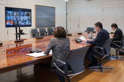 El ministro de Sanidad, Salvador Illa, el presidente del Gobierno, Pedro Sánchez, y la directora adjunta del Centro de Coordinación de Alertas y Emergencias Sanitarias (CCAES), María José Sierra, en la reunión del Comité Científico de la Covid-19, en Madrid, el 4 de abril.