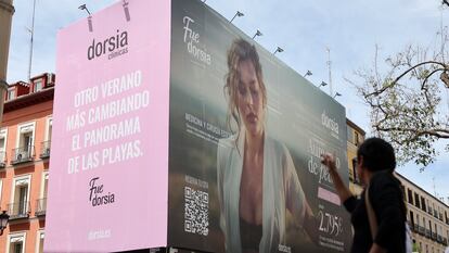 La lona publicitaria de Clínicas Dorsia en Callao (Madrid), este jueves.