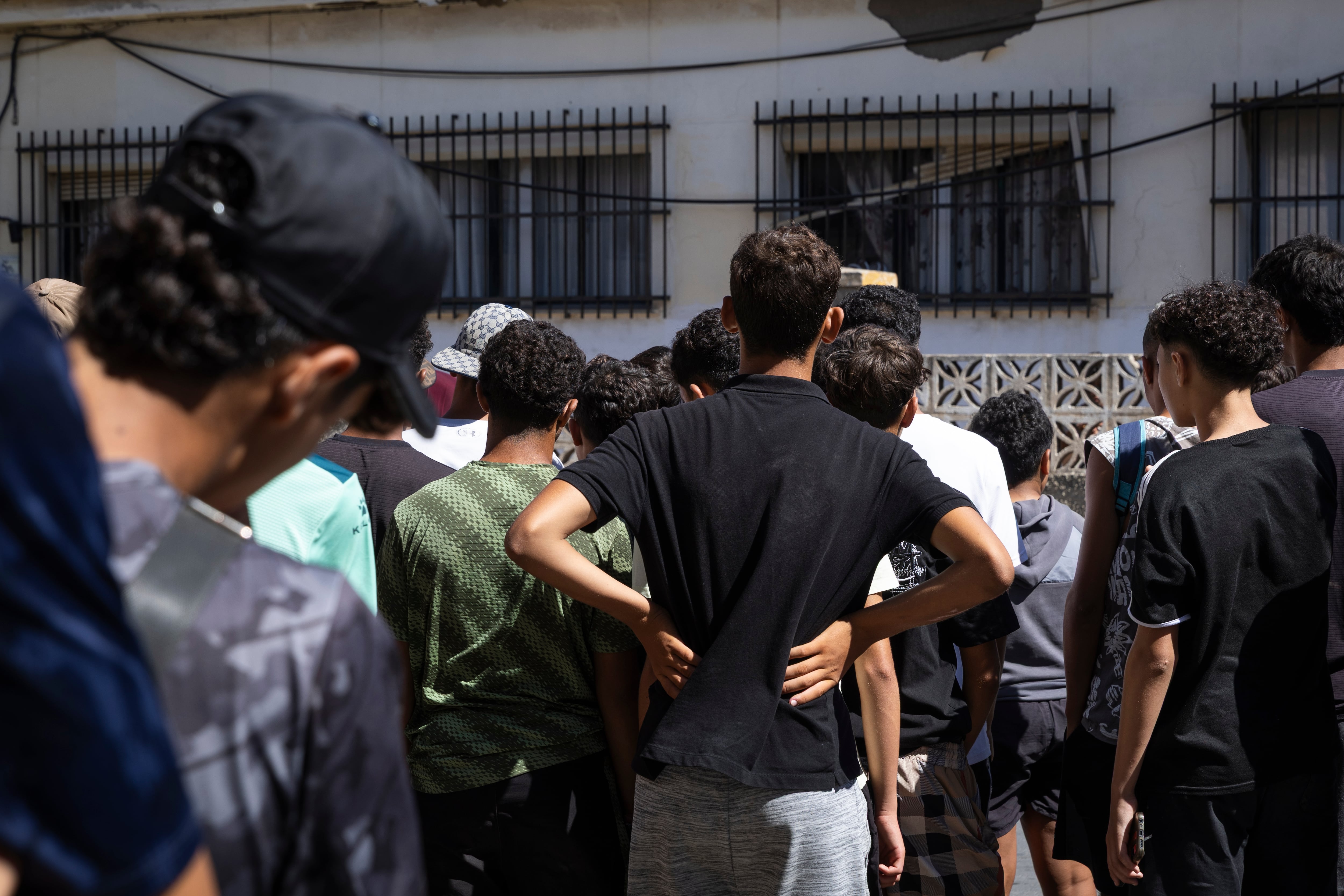 Caos en el traslado de 100 menores a un centro de Ceuta: “Necesitamos dormir en una cama ya”