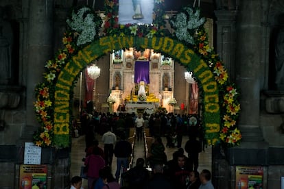 Arco florar a la entrada de la iglesia de San Hipólito, durante la madrugada del pasado jueves.