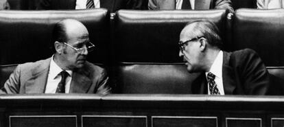 Francisco Fernandez Ordoñez (izquierda) y Leopoldo Calvo Sotelo en la primera sesión tras el verano en la quinta legislatura de Suárez, en el Congreso de los Diputados el 8 de septiembre de 1980.