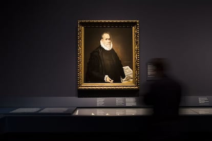 Vista de la exposici&oacute;n con un retrato de El Greco que podr&iacute;a representar a Rodrigo de la Fuente.