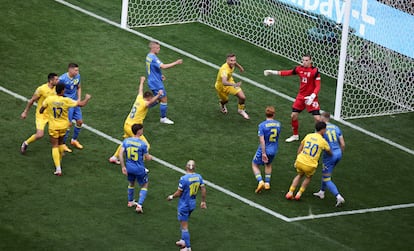 Denis Dragus, de Rumanía, celebra el gol del 3:0, mientras los jugadores ucranios observan impotentes.