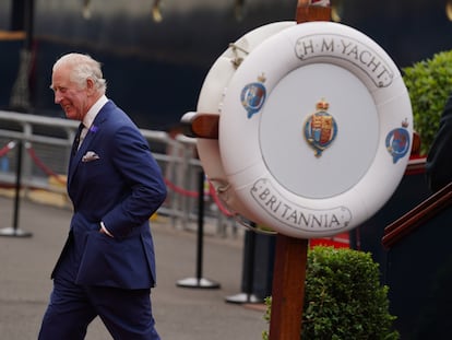 El rey Carlos III abandona el 'Britannia' después de su visita el 3 de julio de 2023, en Edimburgo.