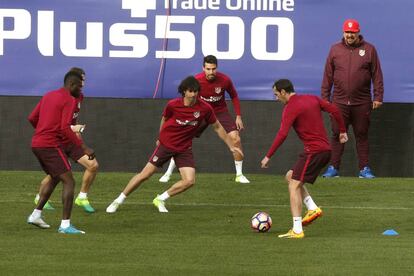 Los jugadores del Atlético de Madrid durante el entrenamiento.