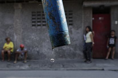 Una gota de agua cae de una tubería durante un corte del suministro en Manila (Filipinas), el 13 de marzo de 2019. 