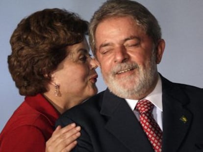 Dilma Rousseff hablaba al oído de Lula da Silva en marzo de 2010.