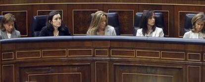 De izquierda a derecha, las ministras Elena Espinosa, Ángeles González-Sinde, Trinidad Jiménez, Beatriz Corredor, Cristina Garmendia y Bibiana Aído.