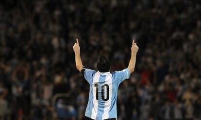 Leo Messi festeja un gol con la selecci&oacute;n de Argentina.