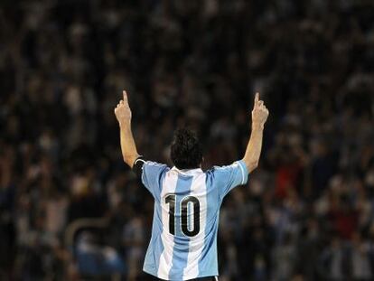Leo Messi festeja un gol con la selecci&oacute;n de Argentina.
