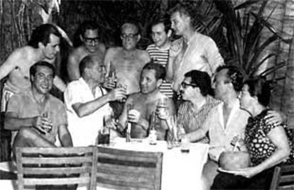 Gabriel García Márquez (con gafas, sentado) con Luis Alcoriza y Luis Buñuel (a su derecha) en Acapulco en 1965, en una de las fotos que se subastan hoy en Barcelona.
Portada de <b></b><i>Cien años de soledad</i> de Vicente Rojo.