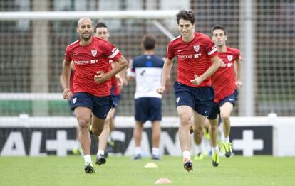 Mikel Rico, a la izquierda, vuelve a Granada, corre junto a Iraola.