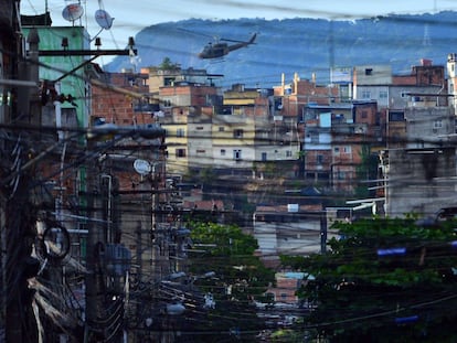 Helicóptero da polícia sobrevoa o Complexo de Favelas da Maré, no Rio de Janeiro.