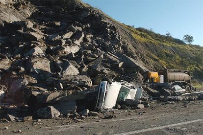 El corte practicado a una ladera para la construcción de la autopista ha cedido y toneladas de tierra han caído sobre la vía.