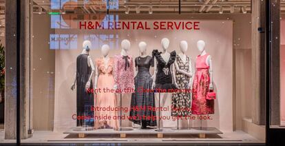 Escaparate de la recién reformada flagship de H&M en Estocolmo, con su servicio de alquiler de ropa.