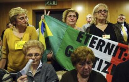 El público en la sala escucha en pie el veredicto del Tribunal de Turín.