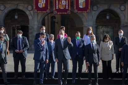 El rey Felipe saluda junto a Pedro Sánchez (tercero por la izquierda) y los presidentes autonómicos tras la foto de familia de la Conferencia de Presidentes este viernes en Salamanca.