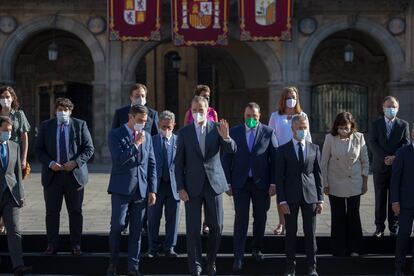 El rey Felipe saluda junto a Pedro Sánchez (tercero por la izquierda) y los presidentes autonómicos tras la foto de familia de la Conferencia de Presidentes este viernes en Salamanca.