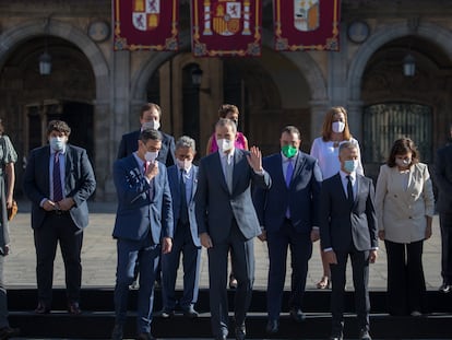 El rey Felipe saluda junto a Pedro Sánchez (tercero por la izquierda) y los presidentes autonómicos tras la foto de familia de la Conferencia de Presidentes este viernes en Salamanca.