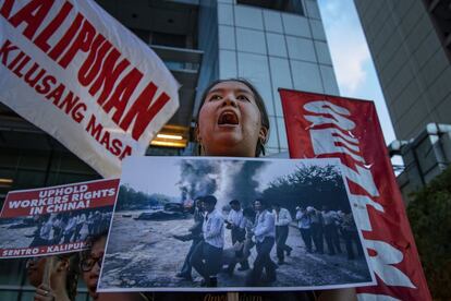 Una manifestante grita consignas durante la concentración a las afueras de la embajada china en Makati (Filipinas).  
