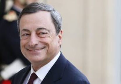 El presidente del BCE, Mario Draghi sonríe a su llegada ayer al palacio del Elíseo en París, Francia, para reunirse con el presidente francés François Hollande y consejeros de los bancos centrales europeos.