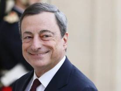 El presidente del BCE, Mario Draghi sonríe a su llegada ayer al palacio del Elíseo en París, Francia, para reunirse con el presidente francés François Hollande y consejeros de los bancos centrales europeos.