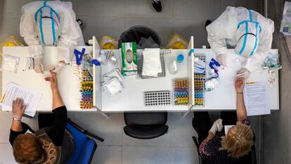 Sanitarios valencianos realizando las pruebas de coronavirus.
