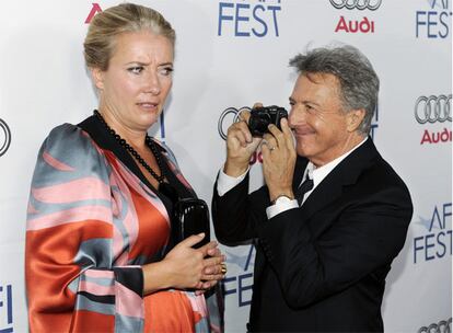 Si Dustin Hoffman tiene flickr más le valdría no poner esta instantánea de Emma Thompson. Y es que, a juzgar por su cara, a la actriz británica no le hizo ninguna gracia que su compañero de reparto en la película &#39;Last Chance Harvey&#39; la fotografiase durante el estreno del largometraje celebrado en el AFI Fest 2008 en Los Angeles. ¡Qué difícil acostumbrarse en estos días a los flashes sorpresa!