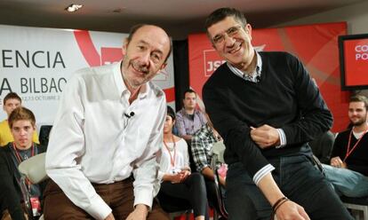 Alfredo Pérez Rubalcaba con Patxi López, ayer, en Bilbao.