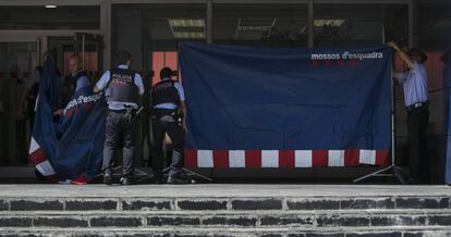 Mossos preparan la comisaría para reconstruir los hechos con la agente involucrada.