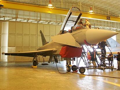 El Eurofighter, en el suelo y de perfil