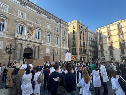 Docentes se concentran en Barcelona en contra de la fusión de materias de ciencia en el Bachillerato